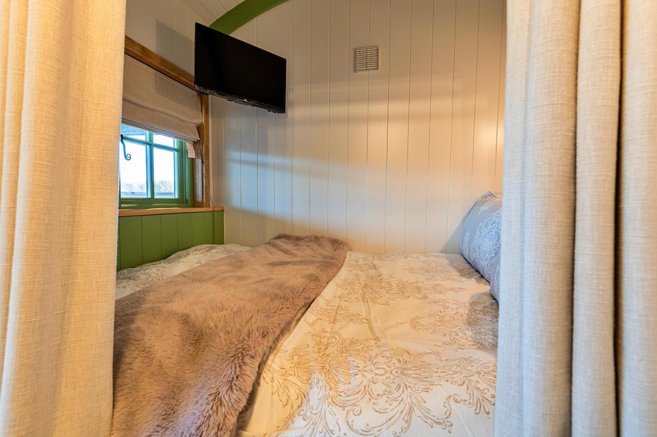 Finest Retreats - The Shepherd'S Hut At Northcombe Farm Beaworthy Extérieur photo