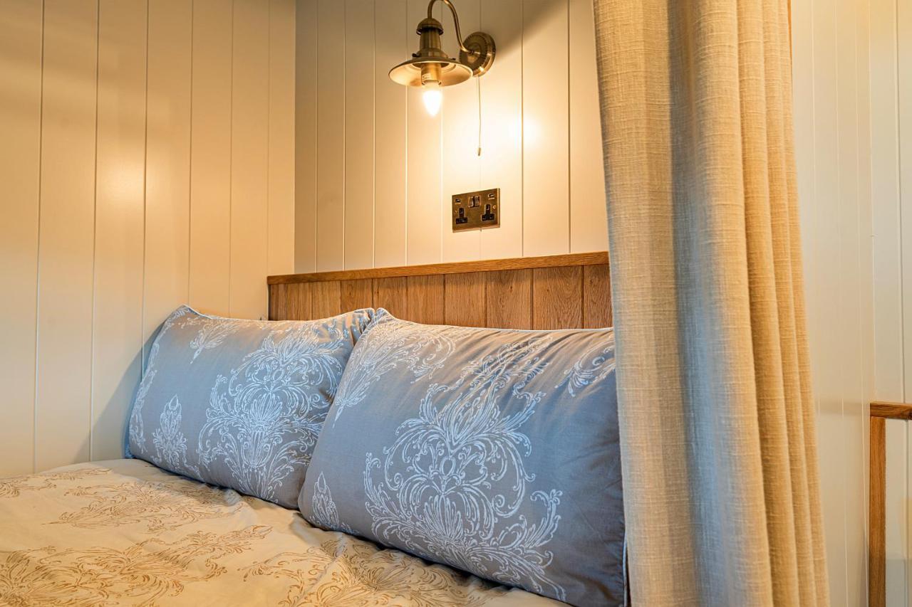 Finest Retreats - The Shepherd'S Hut At Northcombe Farm Beaworthy Extérieur photo